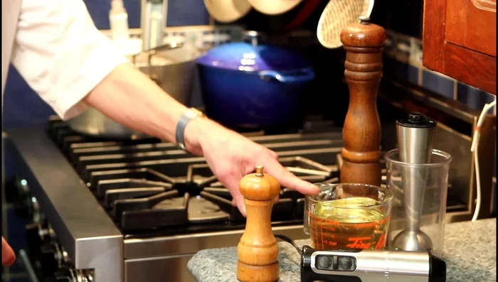 Faire cuire les frites maison. (Voir vidéo séparée pour la recette des frites). [34.2]