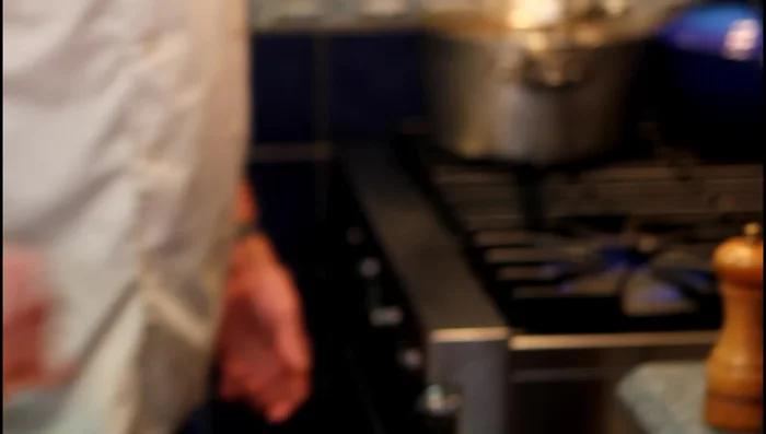 Couper le fromage bleu en tranches et réserver au réfrigérateur. [45.27]