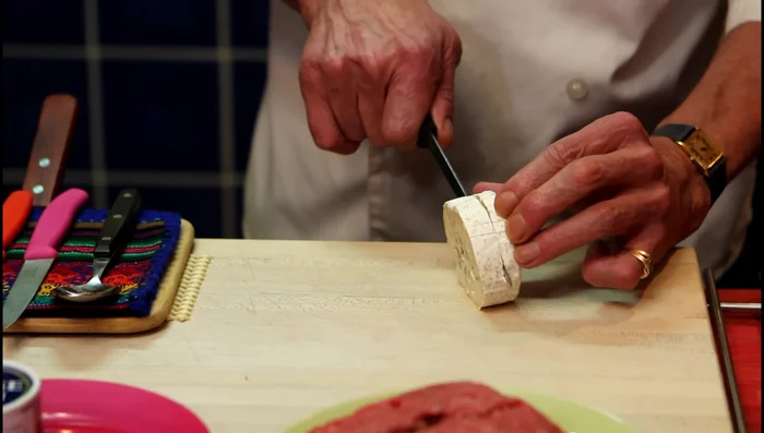 Former des boulettes de viande hachée, les aplatir en galettes et les réserver. [61.23]