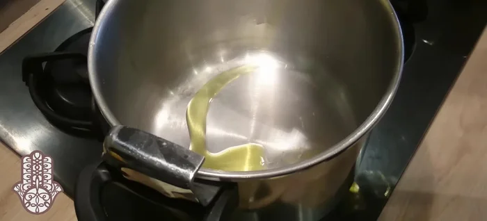 Préparer les oignons: Faire revenir finement coupés dans de l'huile d'olive et du beurre (ou beurre salé) à feu moyen pendant 5 minutes, jusqu'à coloration.