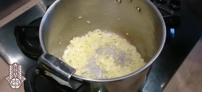 Ajouter la viande marinée aux oignons et faire colorer sur les deux côtés pendant 5 minutes.