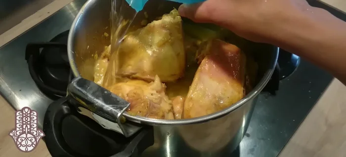 Arroser avec un demi-litre d'eau, fermer la cocotte et laisser cuire à feu moyen pendant 45 minutes.