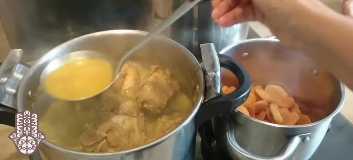 Arroser les abricots avec quelques louches du bouillon de la viande. Ajouter du sucre glace/en poudre, de l'eau de fleur d'oranger et de la cannelle. Laisser caraméliser à découvert en remuant pendant 20 minutes.