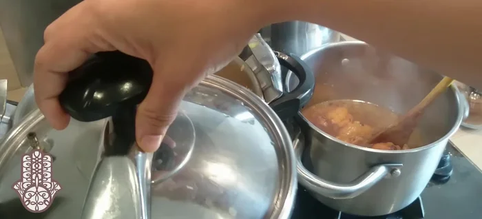 Laisser réduire la sauce de la viande à couvert pendant 20 minutes, jusqu'à réduction complète.