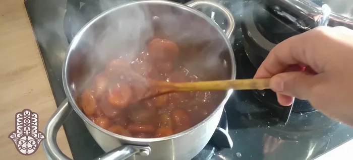 Une fois la sauce réduite et les abricots caramélisés, éteindre le feu.