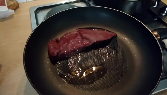 Placer le foie de veau dans la poêle.