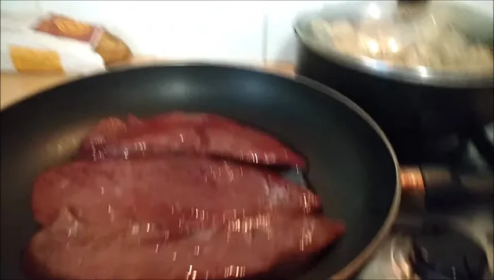 Laisser cuire lentement le foie de veau, environ 12 secondes par côté. Il ne faut pas que la cuisson soit rapide.