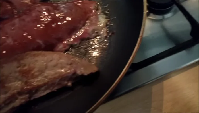 Tourner le foie de veau. Laisser mijoter doucement.