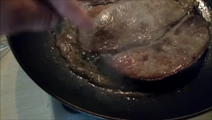 Continuer la cuisson à petit feu, en surveillant. Le foie doit rester souple et onctueux.