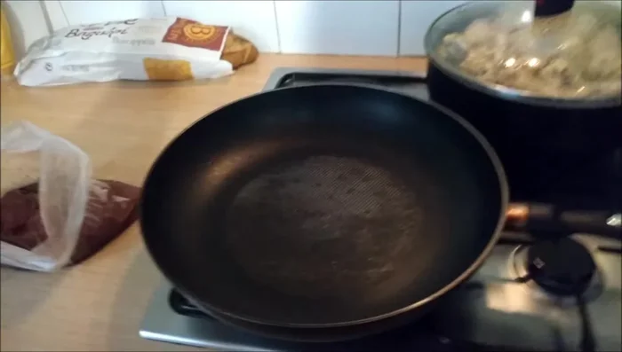 Mettre une rasade d'huile dans une poêle.