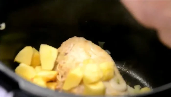Ajouter les pommes et les champignons.