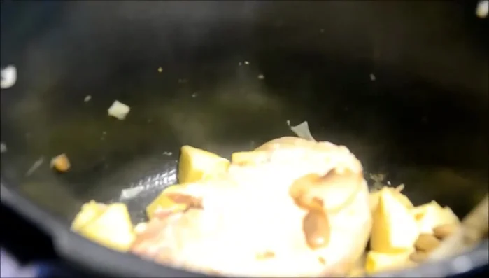 Verser 300ml de cidre et un verre d'eau. Ajouter le cube de bouillon de bœuf.