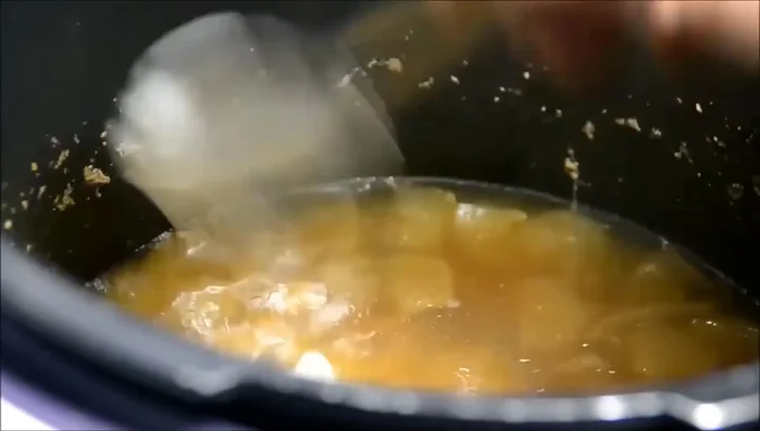 Ajouter la crème fraîche dans le cookeo et mélanger.