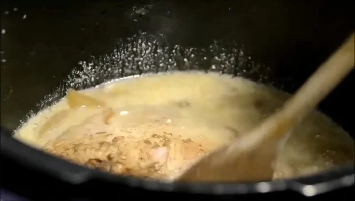 Replonger les tranches de viande dans le cookeo. Mettre en mode maintien au chaud ou servir immédiatement.