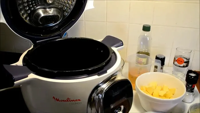 Préchauffer le Cookeo en mode manuel et dorer. Huiler un sopalin et essuyer la cuve pour éviter que la viande n'attache.