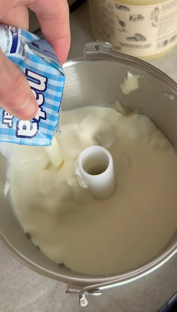 Ajouter la crème liquide entière.