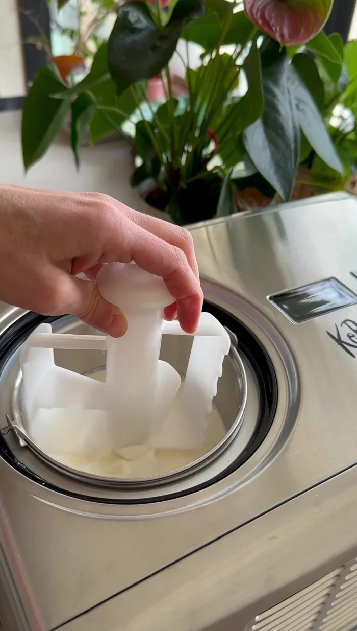 Placer le bol dans la turbine à glace, fermer le couvercle et brancher la machine.