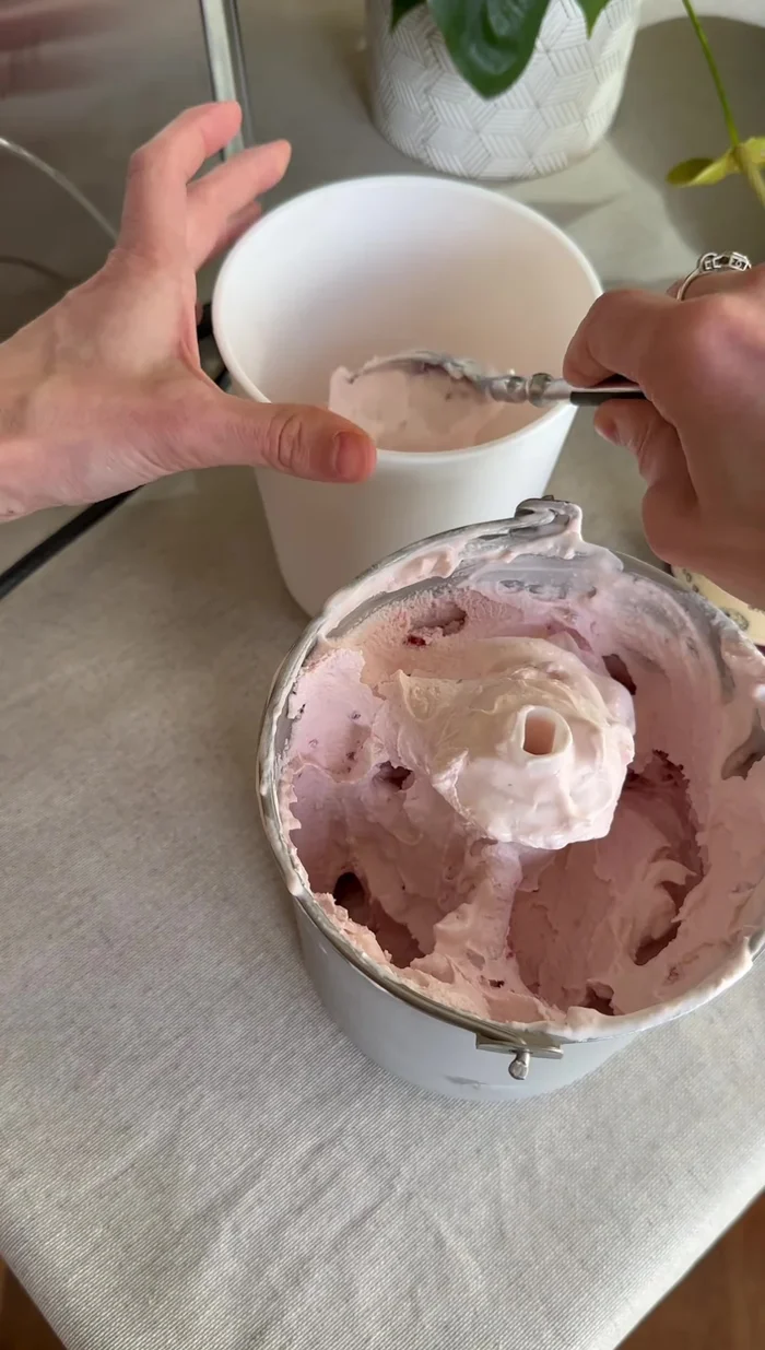 (Optionnel) Créer un effet marbré en alternant des couches de glace avec une tartinade aux framboises.