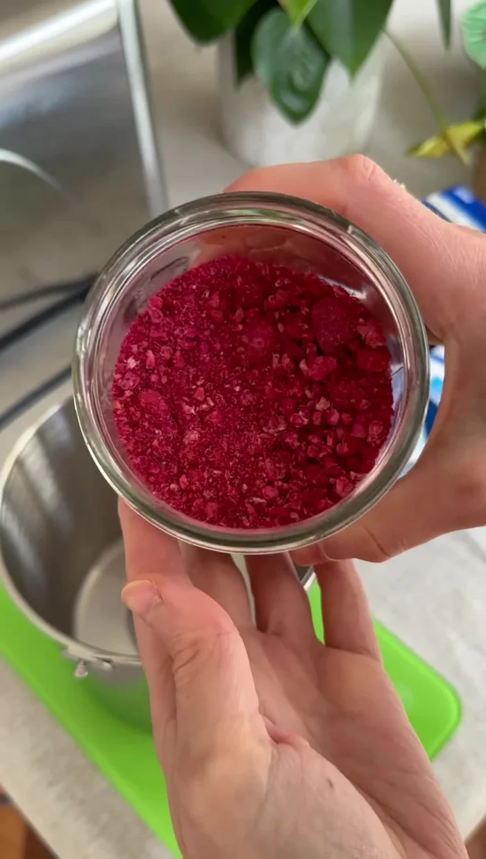 Peser les framboises lyophilisées, le miel et les ajouter dans le bol de la turbine à glace.
