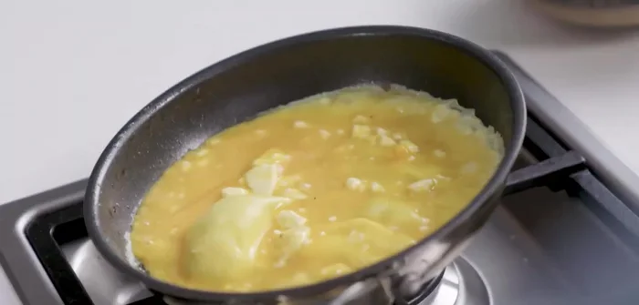 Préparez la sauce : Dans un bol, mélangez le pesto et la mayonnaise.