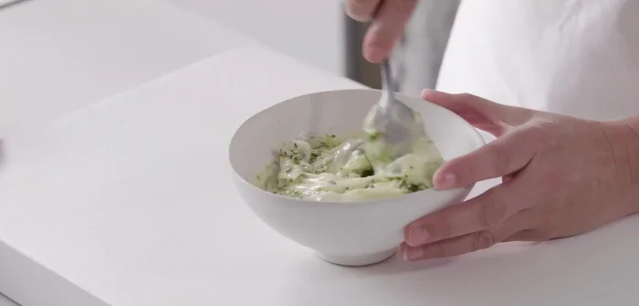 Assemblez les rouleaux : Étalez de l'avocat écrasé sur la base des omelettes. Étalez le mélange de mayonnaise au pesto sur le dessus.