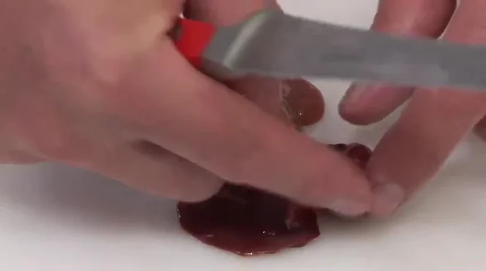 Réserver le pigeon. Préparer les petits abats (même niveau que la partie blanche du cœur). Retirer le foie délicatement pour ne pas faire éclater le fiel (partie verte et amère).