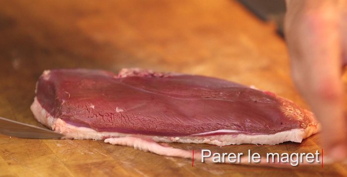 Retirer le gras en excès sur les magrets de canard. Faire des encoches peu profondes (2-3 mm) dans la graisse pour une meilleure cuisson.