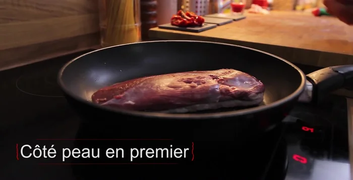 Poêler les magrets à sec dans une poêle bien chaude, côté peau d'abord, pendant environ 5 minutes de chaque côté. La viande doit être colorée, mais pas brûlée.
