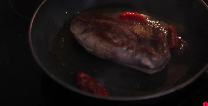Ajouter les tomates confites et le vinaigre de framboise à la poêle.