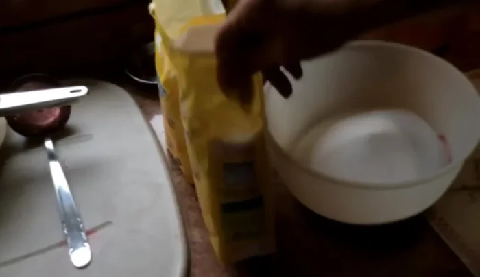 Pesez le jus obtenu. Ajoutez la même quantité de sucre en poudre. Mélangez bien.