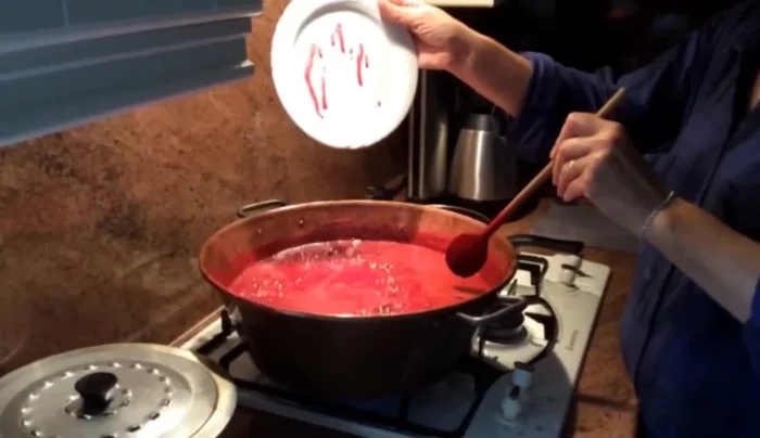 Vérifiez la cuisson en déposant une goutte de gelée sur une assiette froide. La gelée doit être figée.