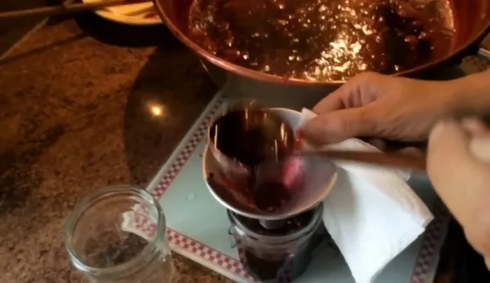 Mettez la gelée en pots.