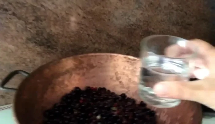 Mettez les cassises dans une bassine à confiture ou une grande casserole. Ajoutez un verre d'eau.