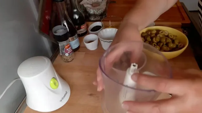 Égouttez et rincez les olives vertes aux anchois. Coupez-les grossièrement.