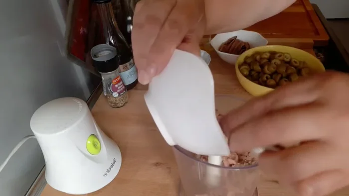 Dans un mixeur, mettez une partie des olives aux anchois.