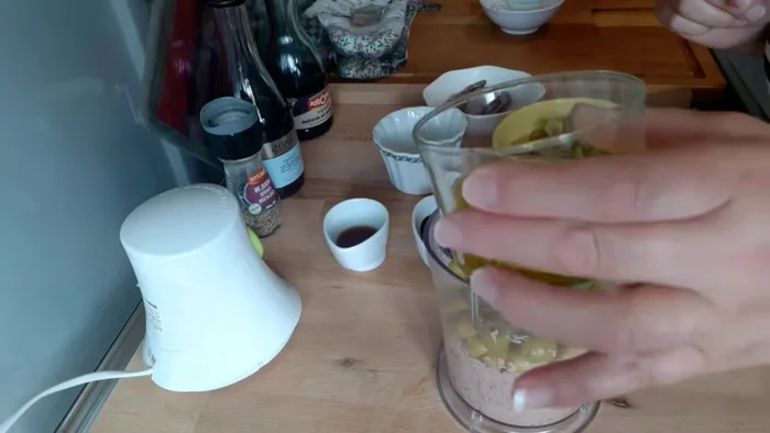 Ajoutez l'huile d'olive et le vinaigre.