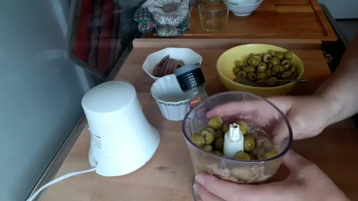 Ajoutez un peu d'olives, du poivre du moulin et du jus de citron.