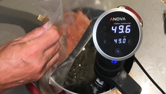 Placer le sac contenant le saumon dans le bain-marie et cuire selon le temps souhaité.