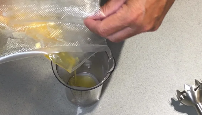 Sortir la sauce hollandaise du bain-marie et la maintenir au chaud.