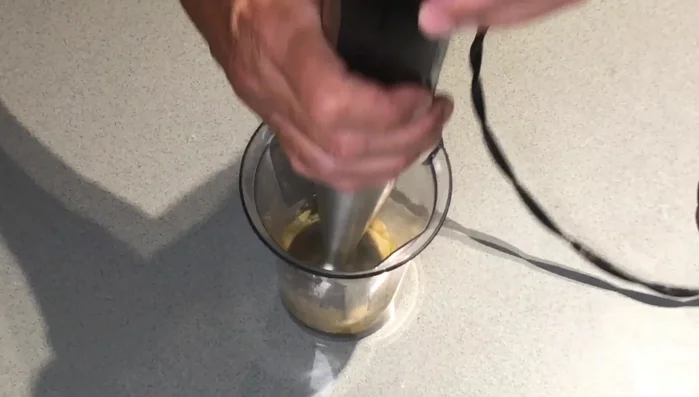 Sortir le saumon de son sachet, le rincer à l'eau froide et le déposer dans une assiette.