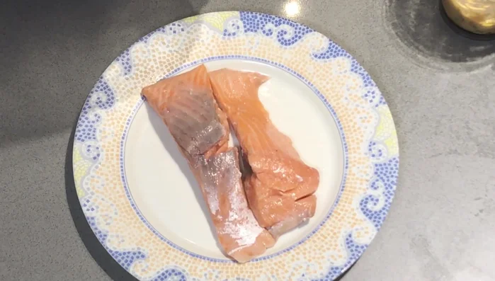 Saisir le saumon dans une poêle chaude pour le colorer légèrement.