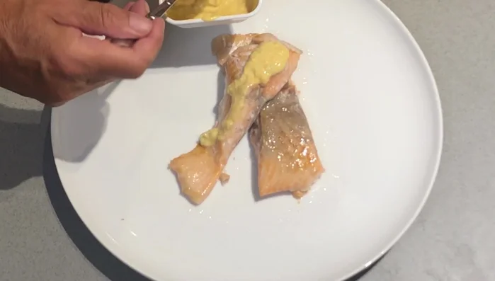 Servir le saumon nappé de sauce hollandaise.