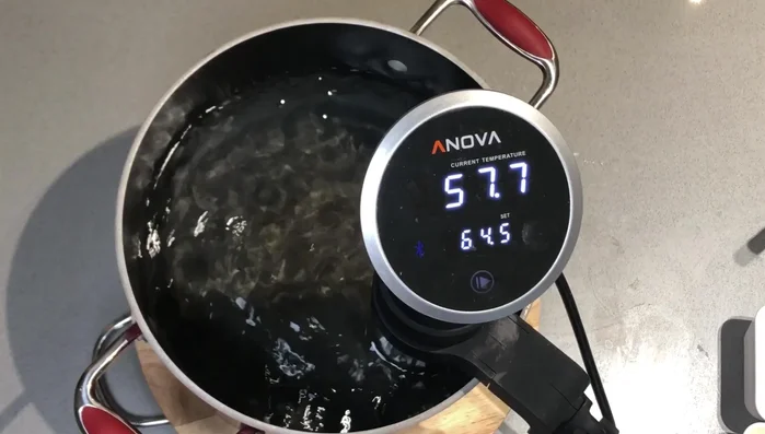 Préchauffer l'eau du bain-marie à 64,4°C (148°F).