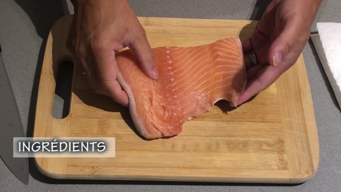Enlever la peau des filets de saumon si nécessaire. Saler les filets des deux côtés et les réfrigérer pendant au moins 30 minutes.