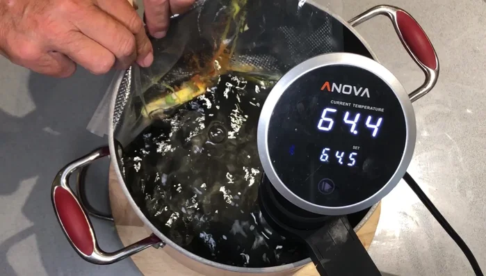 Cuire la sauce au bain-marie pendant 45 minutes. Une fois cuite, diminuer la température du bain-marie à 48-49°C.