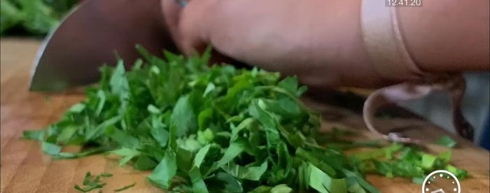 Incorporez du persil (ou d'autres herbes de votre choix).