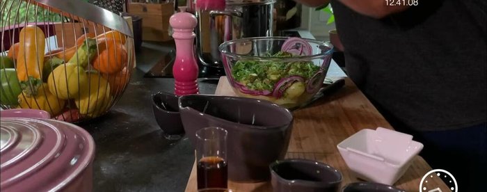 Assaisonnez avec du sel, du poivre et du vinaigre de vin.