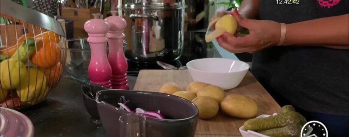 Épluchez les pommes de terre. Coupez-les en rondelles pas trop fines pour éviter qu'elles ne cassent.