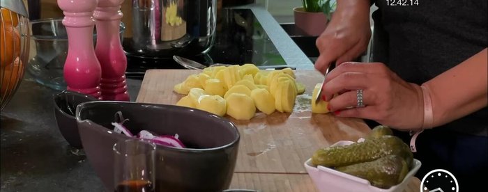 Faites cuire les pommes de terre à la vapeur. (Alternative: cuisson à l'eau froide jusqu'à ce qu'elles soient tendres. Ensuite, épluchez-les et coupez-les en rondelles).