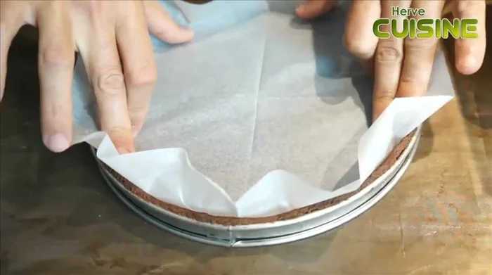 Cuire la pâte à blanc : Foncer la pâte dans le moule, piquer le fond avec une fourchette et ajouter des poids (billles d'argile ou haricots secs) pour éviter qu'elle ne gonfle. Cuire 10 minutes à 180°C avec les poids, puis 10 minutes sans.